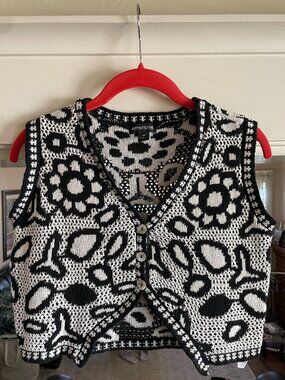 PrettyLittleThing Floral Knit. Button Vest - M